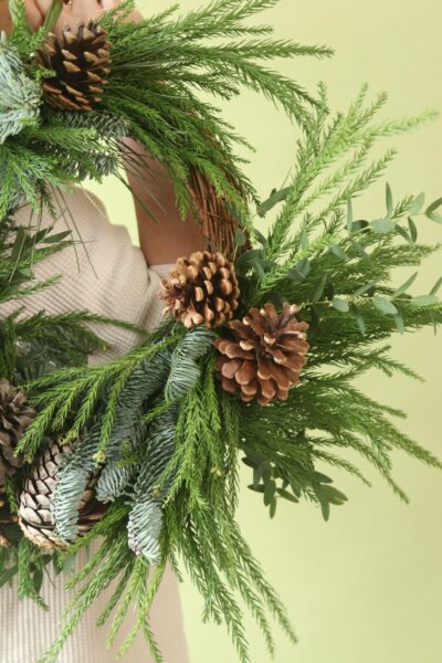 Christmas Oak Fresh Christmas Wreath - Image 2